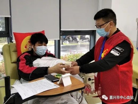 鐘月強做志愿者_副本.jpg 鐘月強做志愿者_副本.jpg